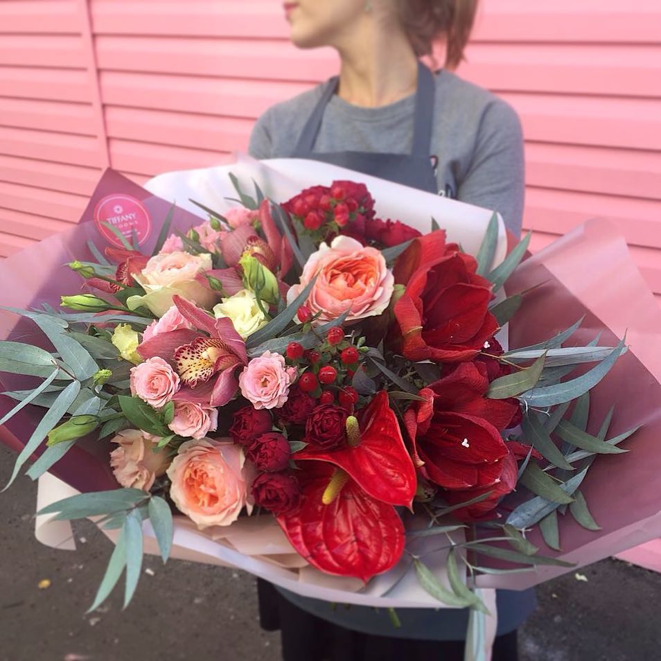 Яркие краски в стильном букете от @tiffanyblooms.ru . Букет в свободной продаже. #ялюбима #tiffanyblooms #цветыкраснодар #коробочкасцветами #доставкацветовкраснодар #доставкабукетовкраснодар #букет_от_тиффани ▪️Работаем с 8:00 до 20:00
▪️Заказы +79000001133
▪️Рашпилевская 28
▪️tiffanyblooms.ru