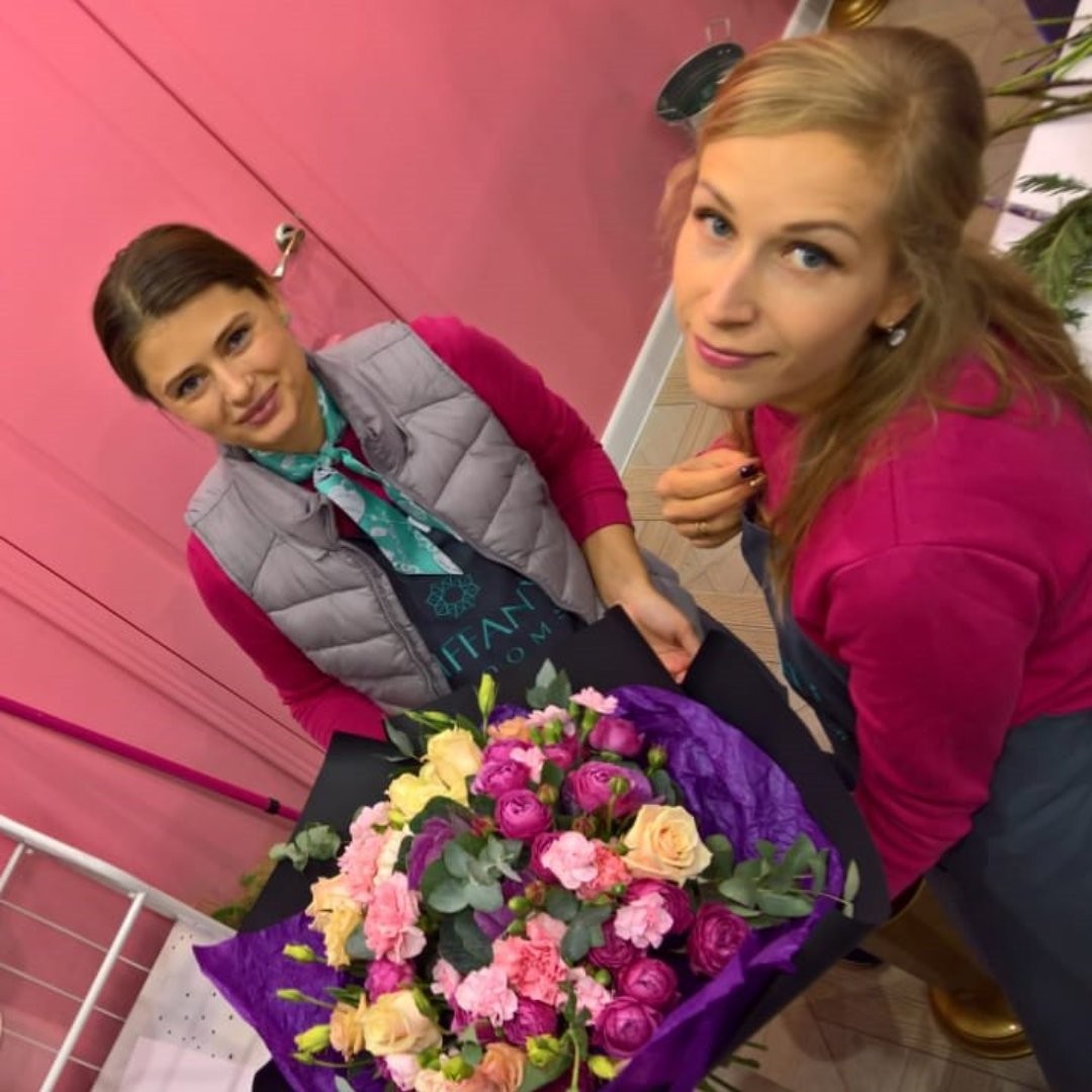 Да, мы трудимся. А у вас, что происходит сейчас? Пишите комментарии. @elena_kolesnikova @irina_bloomboom .
.
Звоните +79000001133
Рашпилевская 28
Работаем с 8:00 до 20:00
tiffanyblooms.ru
.
#букеткраснодар #букет_от_тиффани #tiffanyblooms #flowers #цветыкрд #доставкацветовкраснодар #доставкабукетовкраснодар #букетвшляпнойкоробке
